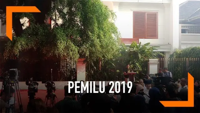Warga yang mayoritas adalah pendukung capres no urut 02 membanjiri Rumah Pemenangan Prabowo-Sandi untuk mendengarkan pidato Prabowo.