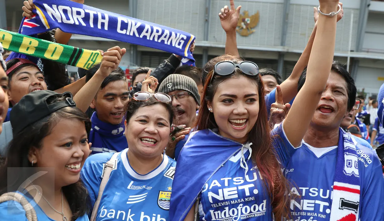 Sejumlah suporter wanita Bobotoh juga turut hadir di kawasan SUGBK, Jakarta, Minggu (18/10/2015). Kedatangan Bobotoh untuk mendukung Persib Bandung melawan Sriwijaya FC di Final Piala Presiden 2015 (Liputan6.com/Herman Zakharia)