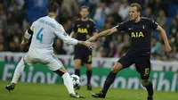 Striker Tottenham, Harry Kane, berusaha melewati bek Real Madrid, Sergio Ramos, pada laga Liga Champions di Stadion Santiago Bernabeu, Madrid, Selasa (17/10/2017). Kedua klub bermain imbang 1-1. (AP/Paul White)