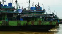 Barisan kapal nelayan dengan alat tangkap cantrang bersandar di pesisir pantura Tegal, Jawa Tengah. (Liputan6.com/Fajar Eko Nugroho)
