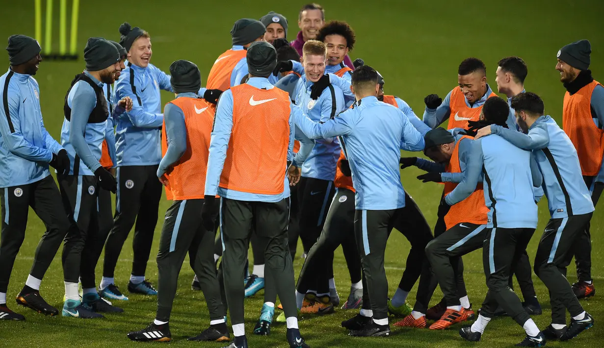 Keceriaan para pemain Manchester City saat melakukan sesi latihan di City Football Academy, Manchester, (20/11/2017). City akan melawan Feyenord ada grup F. (AFP/Oli Scarff)