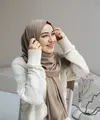 mengenakan hijab sepanjang hari sering kali membuat rambut lebih mudah lepek, kusut, atau terasa lembap, terutama saat cuaca panas.(doc.Freepik/Magfinic)