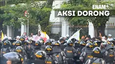 Aksi dorong antara massa dengan polisi di Jalan Veteran  nyaris berujung bentrok. Namun, polisi berhasil mengatasinya