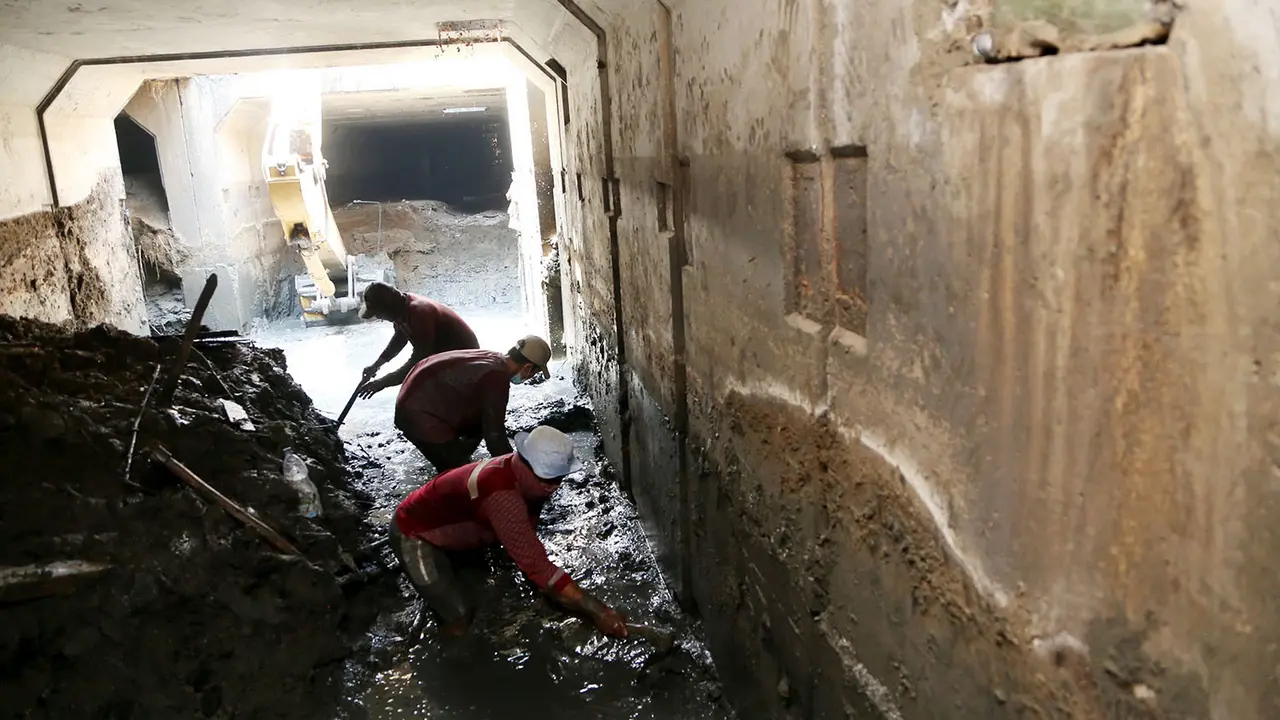 Pengerukan lumpur box culvert di Surabaya. (Dian Kurniawan/Liputan6.com)
