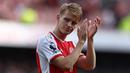 Kapten Arsenal, Martin Odegaard memberikan tepuk tangan saat berjalan meninggalkan lapangan setelah laga lanjutan Liga Inggris 2023/2024 melawan Tottenham di Emirates Stadium, London, Inggris 24 September 2023. Arsenal belum lama ini memperpanjang kontrak Odeegard. Meski kontrak awalnya baru habis pada 2025, The Gunners tak ragu untuk memperpanjang kontrak sang pemain hingga 2028. Kini, pemain asal Norwegia tersebut diketahui memiliki gaji sebesar 240 ribu pounds per pekan atau menempati urutan ketiga kapten bergaji tertinggi di Liga Inggris. (AFP/Henry Nicholls)