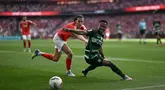 Pemain Sporting, Geny Catamo (kanan) berebut bola dengan pemain Benfica, Alvaro Fernandez Carreras dalam laga lanjutan Liga Portugal 2024/2025 di Stadion da Luz, Lisbon, Portugal, Sabtu (10/05/2025) waktu setempat. (AFP/Patricia De Melo Moreira)