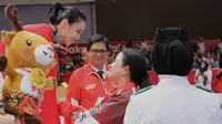Menko PMK Puan Maharani mengalungkan medali emas Asian Games 2018 untuk atlet Wushu Tanah Air, Lindswell Kwok yang menang cabor Wushu di nomor Taijijian & Taijiquan.