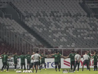 Para pemain Timnas Indonesia membentuk lingkaran saat latihan di SUGBK, Jakarta, Senin (12/11). Latihan ini persiapan jelang laga Piala AFF 2018 melawan Timor Leste. (Bola.com/Vitalis Yogi Trisna)