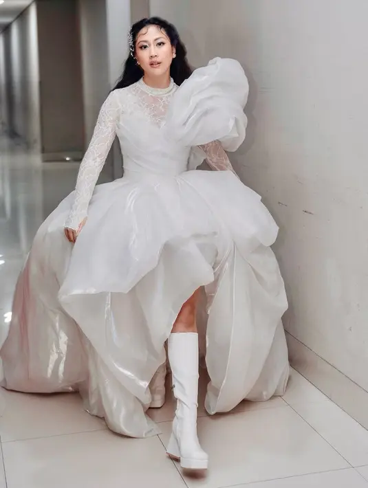 Membawakan lagu Final Fantasy bersama orkestra, Sherina Munaf cosplay jadi Yuna, kekasih Tidus [@sherinamunaf]