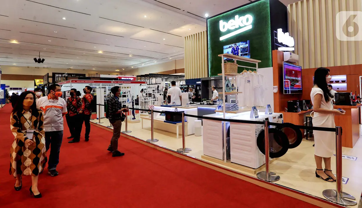 Pengunjung melintas di booth Beko pada pameran Indo BuildTech Expo di JCC Senayan, Jakarta, Rabu (18/11/2021). Pameran yang berlangsung 17-21 November 2021 menunjukkan sektor teknologi bangunan, konstruksi dan produk unggulan yang ramah lingkungan dengan harga bersaing. (Liputan6.com/HO/Bon)