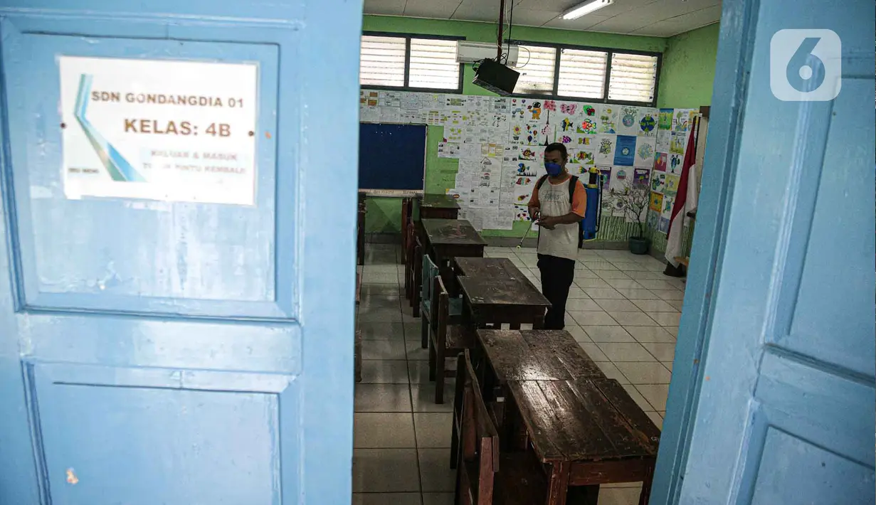 <p>Petugas menyemprotkan disinfektan di salah satu ruangan kelas di SDN Gondangdia 01, Jakarta, Senin (9/5/2022). Pemerintah memperpanjang liburan sekolah selama tiga hari yaitu 8-11 Mei 2022 di tiga provinsi yakni DKI Jakarta, Banten, dan Jawa Barat. Penambahan libur terkait upaya bersama dalam membantu mengurai kemacetan pada arus balik Lebaran 2022. (Liputan6.com/Faizal Fanani)</p>