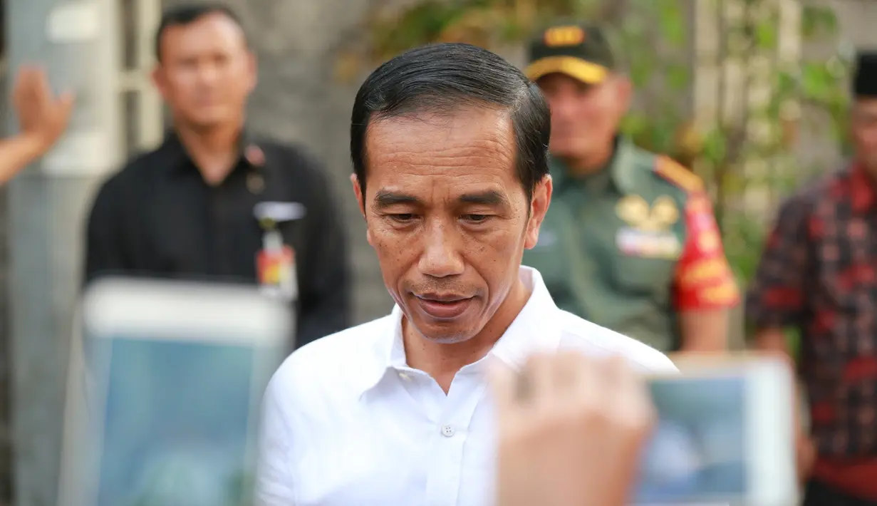 Usai menghadiri gladi bersih Senin, (6/11) mantan Wali Kota Solo itu mengaku tak mau merepotkan kepada para kepala negara dari negara-negara sahabat. Sebagai waga Solo, ia banyak mengundang para tetangga dan warga Solo. (Adrian Putra/Bintang.com)