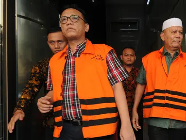 Dua tersangka mantan Anggota DPRD Sumut periode 2009-2014, Rijal Sirait (kanan) dan Fadly Nurzal  mengenakan rompi oranye usai menjalani pemeriksaan perdana pasca penahanan di gedung KPK, Jakarta, Rabu (18/7). (Merdeka.com/Dwi Narwoko)