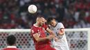 Salah satu duel di pertandingan Timnas Indonesia versus Kamboja di ajang Piala AFF 2022 hari Jumat (23/12/2022). Tampak Ilija Spasojevic terlibat duel udara. (Bagaskara Lazuardi/Bola.com)
