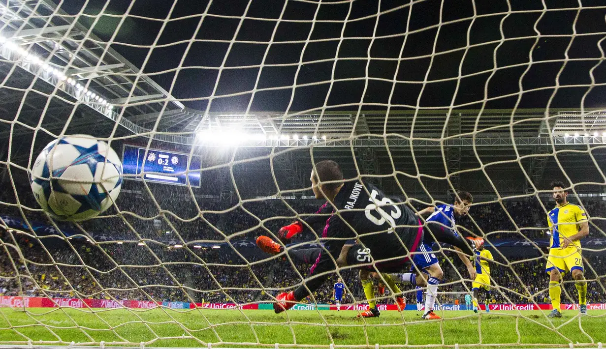 Kiper Macabbi Tel Aviv, Predrag Rajkovic salah mengantisipasi bola tembakan Pemain Chelsea, Oscar pada lanjutan Liga Champion grup G di Stadion Sammy Ofer, Israel, Rabu (25/11/2015). dini hari WIB. (AFP Photo/Jack Guez). 