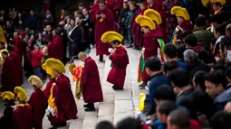 Sejumlah biksu muda Tibet mengikuti Festival Doa Agung Losar di Biara Rongwo, Tibet (1/3). Perayaan itu dilakukan dalam bentuk berdoa bersama untuk perdamaian dan keharmonisan dunia. (AFP/Johannes Eisele)