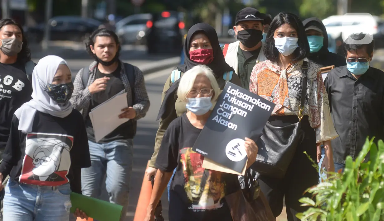 Aktivis melakukan aksi damai memperingati 22 tahun Tragedi Semanggi I di Gedung Kejaksaan Agung RI, Jakarta, Jumat (13/11/2020). (merdeka.com/Imam Buhori)