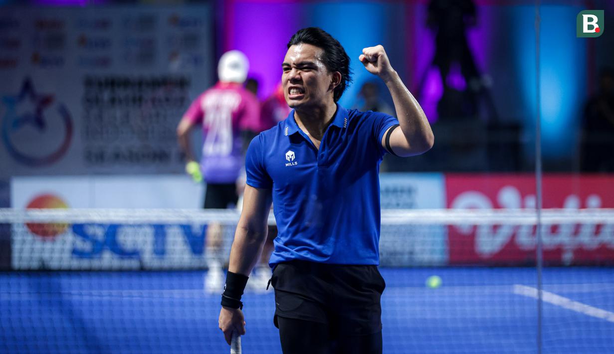 Selebritas Indonesia, Saaih Halilintar melakukan selebrasi setelah mencetak poin dalam laga semifinal ganda putra padel Turnamen Olahraga Selebriti Indonesia (TOSI) Season 4 di GOR UNJ, Jakarta, Minggu (02/11/2025). (Bola.com/Bagakara Lazuardi)