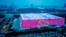 The Water Cube berhias lampu berwarna merah untuk menandai Hari Inklusi di Beijing, China, Jumat (20/7). Hal ini mewakili tampilan kesatuan global sebagai bagian dari HUT ke-50 Special Olympics. (Dan Sandoval/Light Up For Inclusion/AFP-Services)
