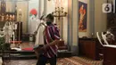 Pekerja melakukan persiapan jelang ibadah Natal di Gereja Katedral, Jakarta, Jumat (23/12/2022). Menjelang peringatan Natal pada Minggu (25/12) mendatang, Gereja Katedral Jakarta melakukan persiapan bersih-bersih dan pemasangan dekorasi. (Liputan6.com/Herman Zakharia)