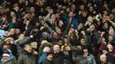 Para suporter Manchester City bersorak merayakan kemenangan tim kesayangannya menang atas Manchester United pada Liga Inggris di Old Trafford Stadium, Inggris, (10/12). City menang atas MU 2-1. (AFP Photo/Oli Scarff)