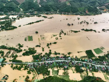 Provinsi Nghe An, sebuah wilayah yang membentang dari pesisir hingga perbatasan pegunungan Laos, di Vietnam bagian tengah-utara menjadi salah satu daerah yang paling parah dilanda hujan lebat dan banjir akibat Badai Tropis Wipha. (Foto oleh AFP)