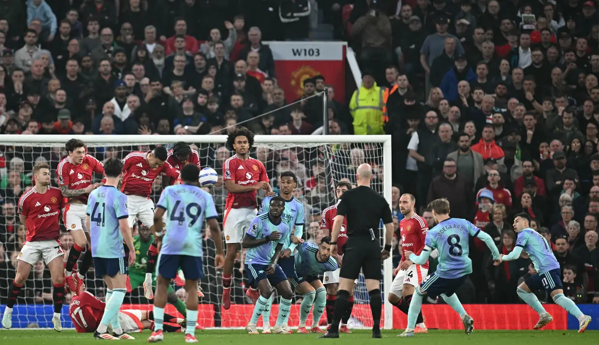 Laga kedua tim berlangsung sengit. (Paul ELLIS/AFP)