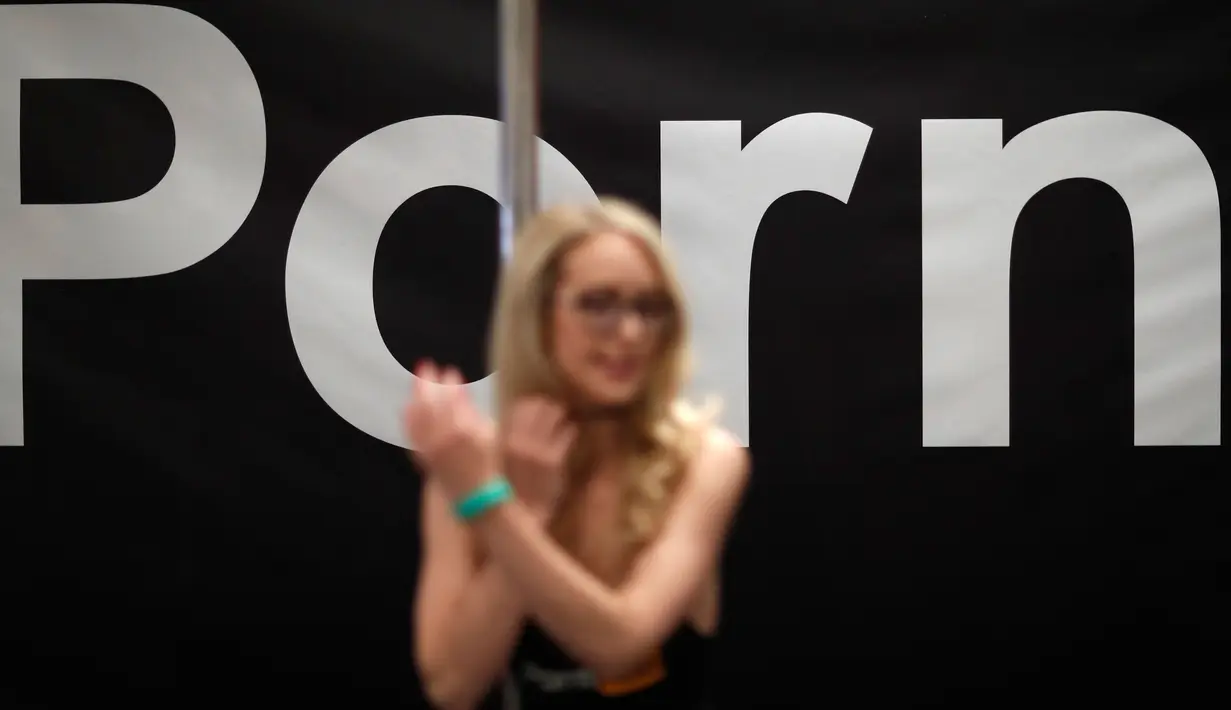 Aktris porno Ginger Banks berdiri di bilik Pornhub saat AVN Adult Entertainment Expo 2018 di Hard Rock Hotel and Casino Las Vegas, Nevada, Amerika Serikat, Rabu (24/1). (Foto AP/John Locher)