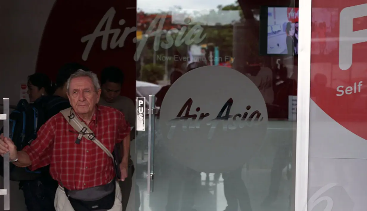 Suasana tempat penjualan tiket pesawat AirAsia di Terminal 3 Bandara Soekarno Hatta, Minggu (28/12/2014). Tampak seorang laki-laki keluar dari tempat penjualan tiket pesawat AirAsia di Terminal 3 Bandara Soekarno Hatta. (Liputan6.com/Faizal Fanani)