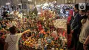 Pengunjung melihat mainan pada gelaran The Jakarta 17th Toys & Comics Fair 2022 di Balai Sudirman, Jakarta, Sabtu (5/3/2022). Acara ini diharapkan kembali menghidupkan ekonomi dan industri usaha kreatif serta Pop-Culture di Indonesia yang sempat mati suri karena pandemi. (Liputan6.com/Faizal Fanani)