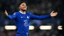 Wesley Fofana juga akan absen di awal musim untuk beberapa waktu ke depan karena cedera ACL. Pemain Chelsea ini telah menjalani operasi rekonstruksi ligamen anterior.  (Photo by Glyn Kirk/AFP)