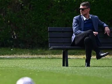Direktur Teknik AC Milan, Paolo Maldini memantau langsung latihan jelang pertandingan leg pertama perempat final Liga Champions 2022/2023 antara AC Milan melawan Napoli yang berlangsung di Milanello training center, Carnago, Milan, Selasa (11/4/2023). (AFP/Gabriel Bouys)