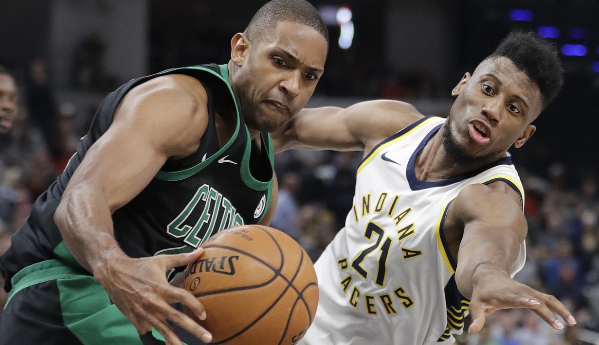 Pemain Boston Celtics, Al Horford (kiri) berebut bola dengan pemain Indiana Pacers, Thaddeus Young pada lanjutan NBA basketball game di Bankers Life Fieldhouse, Indianapolis, (25/11/2017). Boston Celtics menang 108-98. (AP/Darron Cummings)