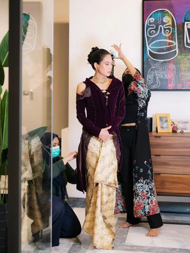 Cantik dan Stunning, Potret Detail Kebaya dan Makeup Serba Ungu Maudy Ayunda di FFI 2022