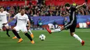 Pemain Manchester United, Juan Mata berusaha melakukan tendangan ke gawang Sevilla pada laga leg pertama 16 besar Liga Champions di Ramon Sanchez Pizjuan, Rabu (21/2). Sevilla dan Manchester United sama-sama gagal mencetak gol. (AP/Miguel Morenatti)