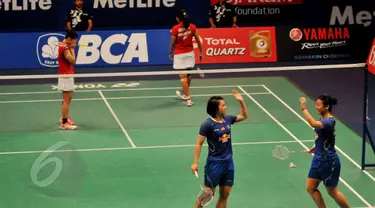 Ganda putri Indonesia, Greysia Polii/Nitya tertunduk usai dikalahkan Tang Jinhua/Tian Qing asal Tiongkok di final BCA Indonesia Open Superseries Premier 2015 di Jakarta, Minggu (7/6/2015). Tang JH/Tian Q menang 21-11, 21-10. (Liputan6.com/Andrian M Tunay)