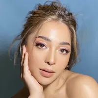 Nikita Willy tampil apik mengenakan graphic liner coral di bawah bulu matanya, dan di bagian kelopak matanya dengan warna soft ungu. Dok instagram @archangelachelsea.