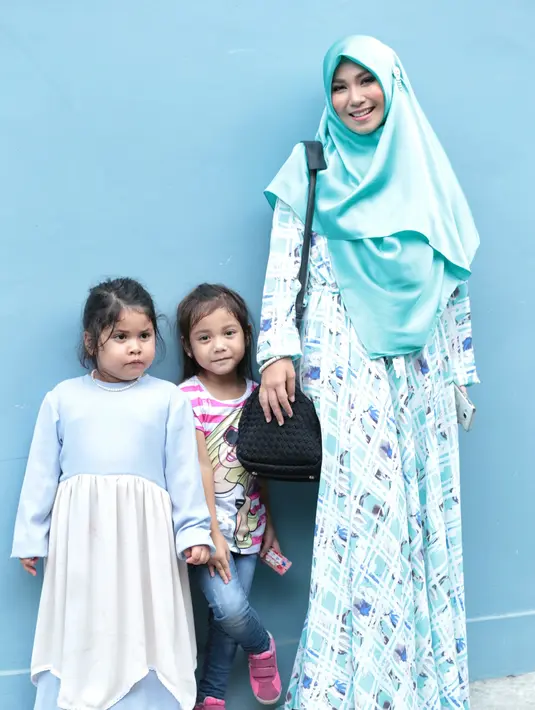 Kini ia mulai mengajarkan anaknya dengan mengenalkan nilai-nilai agama serta ibadah. Tahun ini, Puput Melati membangunkan anaknya yang masih empat tahun saat makan sahur. (Adrian Putra/Bintang.com)