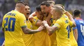 Timnas Ukraina membuka peluang melaju ke babak 16 besar Euro 2024 usai mengalahkan Slovakia 2-1 pada laga kedua Grup E di Merkur Spiel-Arena, Dusseldorf, Jerman, Jumat (21/6/2024).  sore WIB.  Setelah tertinggal sejak menit ke-17 lewat gol Ivan Schranz, Ukraina bangkit dengan mencetak dua gol di babak kedua lewat Mykola Shaparenko (54') dan Roman Yaremchuk (80').  Mencetak tiga poin, Ukraina naik ke posisi kedua Grup E di belakang Rumania, yang unggul selisih gol dan baru memainkan satu pertandingan.  (Foto AP/Andreea Alexandru)