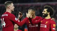Pemain Liverpool merayakan gol yang dicetak oleh Mohamed Salah ke gawang Southampton pada laga Premier League di Stadion Anfield, Sabtu (1/2/2020). Liverpool menang 4-0 atas Southampton. (AP/Jon Super)