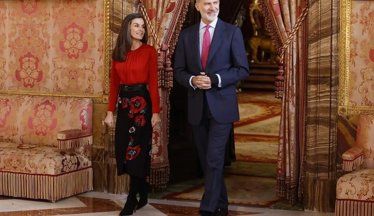 Tampil lebih kasual dengan atasan lengan panjang merah dipadukan rok hitam bermotif yang dikenakan Permaisuri Spanyol, Letizia. [@fundacionprincesadegirona]