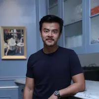 Dion yang memiliki jenggot ubanan, jadi lebih pas saat menjadi kakak dari Ernest. Ia mengakui bahwa ini peran pertama kalinya dengan jenggot dan kumis yang berantakan. (Nurwahyunan/Bintang.com)