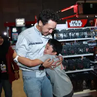 Vokalis grup band Nidji, Giring, mengajak sang buah hati, Zidan, untuk mengunjungi ajang Comic Con 2015 pada Jumat (25/9/2015) di Jakarta International Expo, Kemayoran. (Deki Prayoga/Bintang.com)