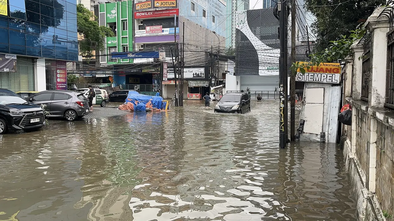 Kawasan Bendungan Hilir (Benhil), Jakarta Pusat terendam banjir pada Minggu (8/3/2026) pagi (Liputan6.com/Winda Nelfira)
