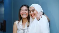 "Jadi kami mencoba untuk mengajukan permohonan pencabutan sementara untuk gugatan cerainya. Biar Ibu Sarita fokus terhadap laporan dugaan pidana suaminya," jelas Rhony. (Nurwahyunan/Bintang.com)