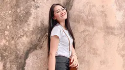 Pedangdut berusia 22 tahun ini memang sering tampil santai saat di luar panggung. Gaya kasualnya menggunakan baju kaus putih dengan tas coklat membuatnya terlihat cantik. Tampil menggunakan kacamata membuatnya makin elegan. (Liputan6.com/IG/@iam_vitaalvia)