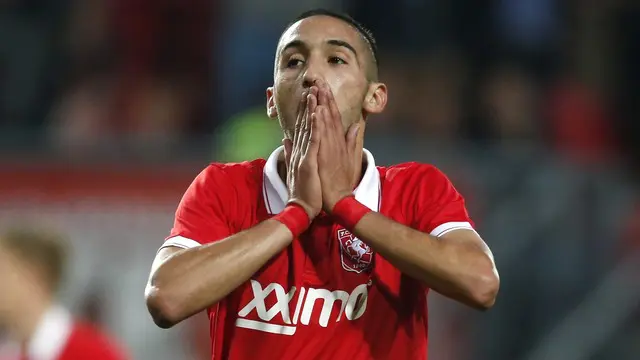 Hakim Ziyech striker FC Twente asal Maroko berusia 23 tahun terjungkal saat melakukan selebrasi gol penyeimbang bagi timnya saat melawan PSV Eindhoven, Minggu (25/10/2015).