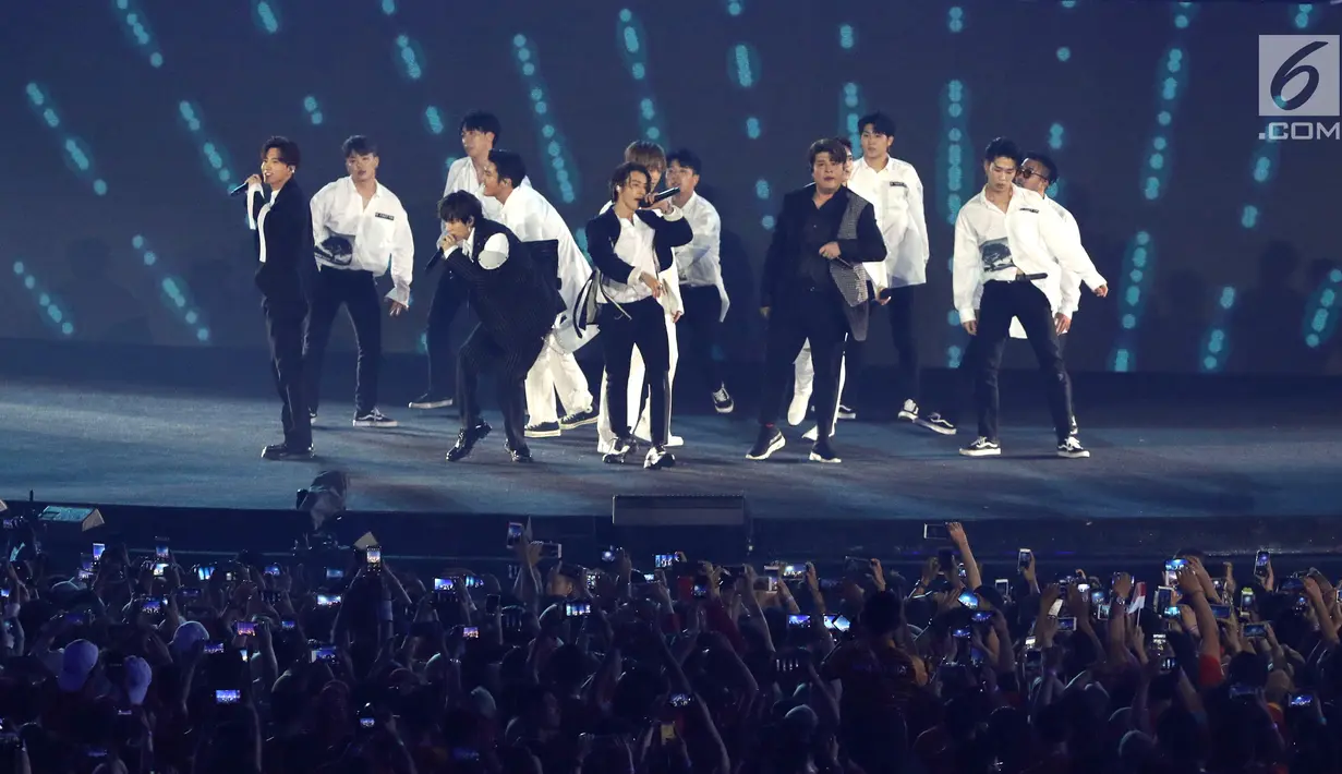 Boy band Korea Selatan, Super Junior tampil pada upacara penutupan Asian Games 2018 di Stadion Gelora Bung Karno, Jakarta, Minggu (2/9). Mereka membawakan lagu Sorry Sorry, Mr. Simple, dan Bonamana. (Liputan6.com/Helmi Fithriansyah)