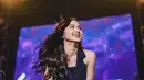 Mahalini juga salah satu seleb dengan rambut panjang yang indah. Dalam salah satu foto aksi panggungnya, rambut panjang bergelombang Mahalini tergerai dengan indah. Foto: Instagram.