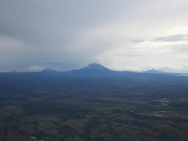 Pemandangan Gunung Agung terlihat dari udara, Bali, Kamis (30/11). Kepala Sub Bidang Mitigasi Pemantauan Gunung api Wilayah Timur PVMBG, Devy Kamil Syahbana mengatakan, asap vulkanik Gunung Agung menggalami penurunan. (Liputan6.com/Immanuel Antonius)